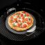 Pizza mit Mozzarella, Tomaten und Basilikum auf Pizzastein