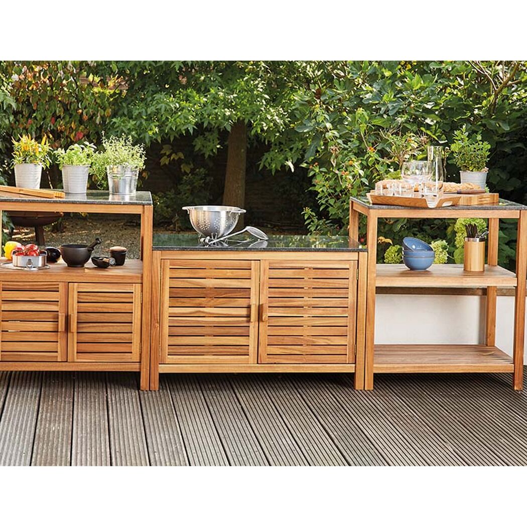 Gartenmöbel aus Holz mit Arbeitsfläche