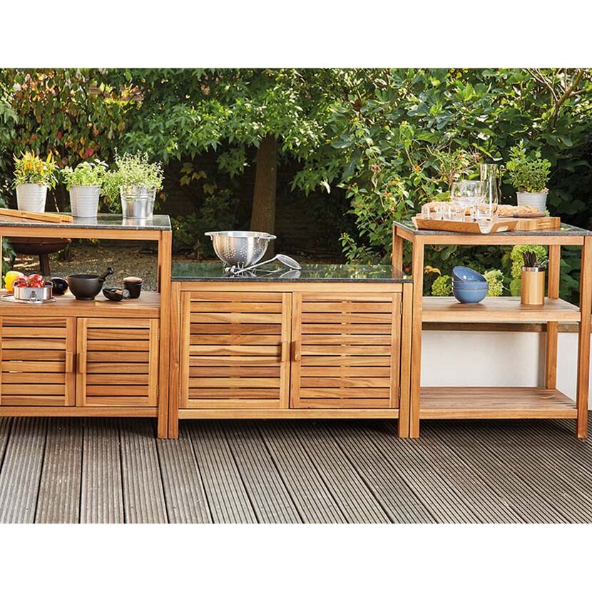Gartenmöbel aus Holz mit Arbeitsfläche