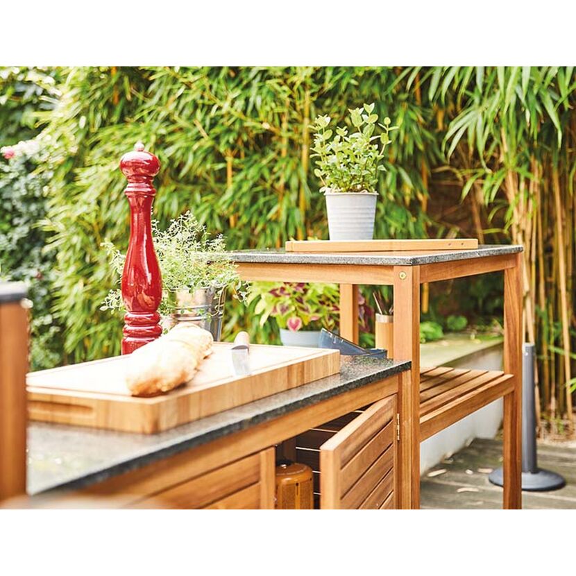 Riva Gartenküche mit Utensilien und Pflanzen