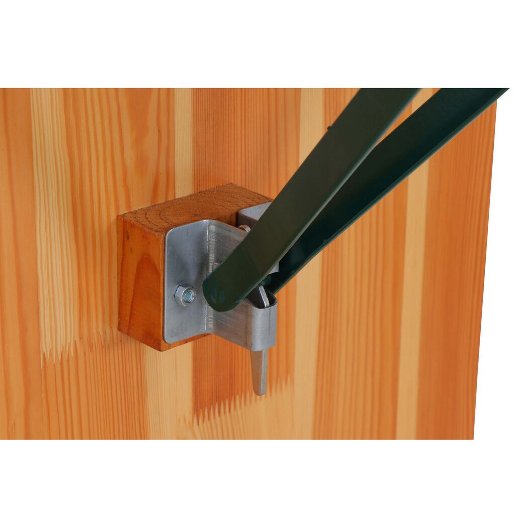 Metallbeschlag an Holztisch