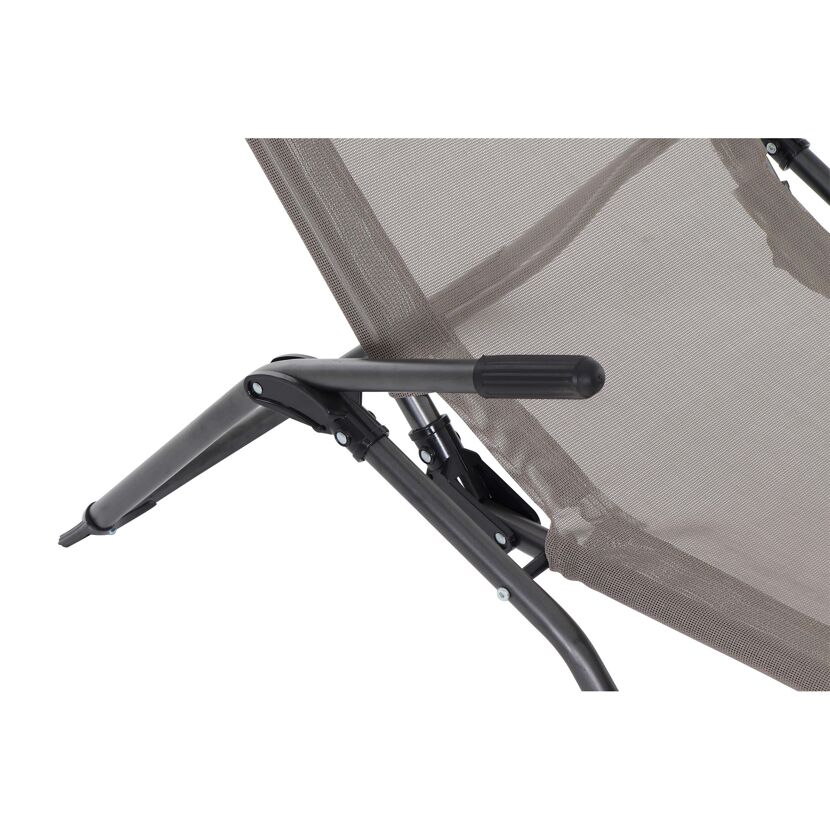 Nahaufnahme der Armlehne einer Gartenliege