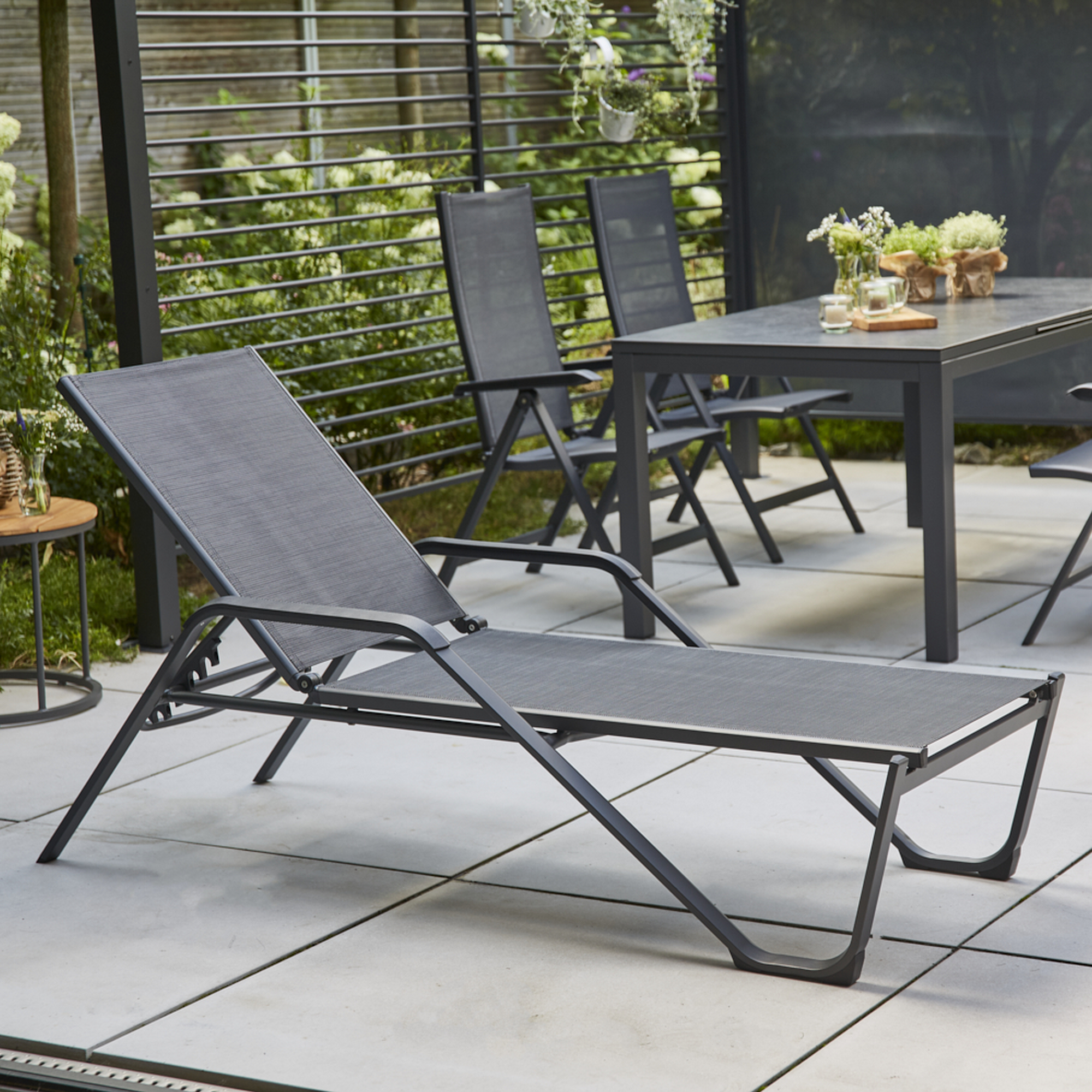 Sonnenliege 'Tesoro' klappbar anthrazit/schwarz 69,5 x 108 x 195 cm