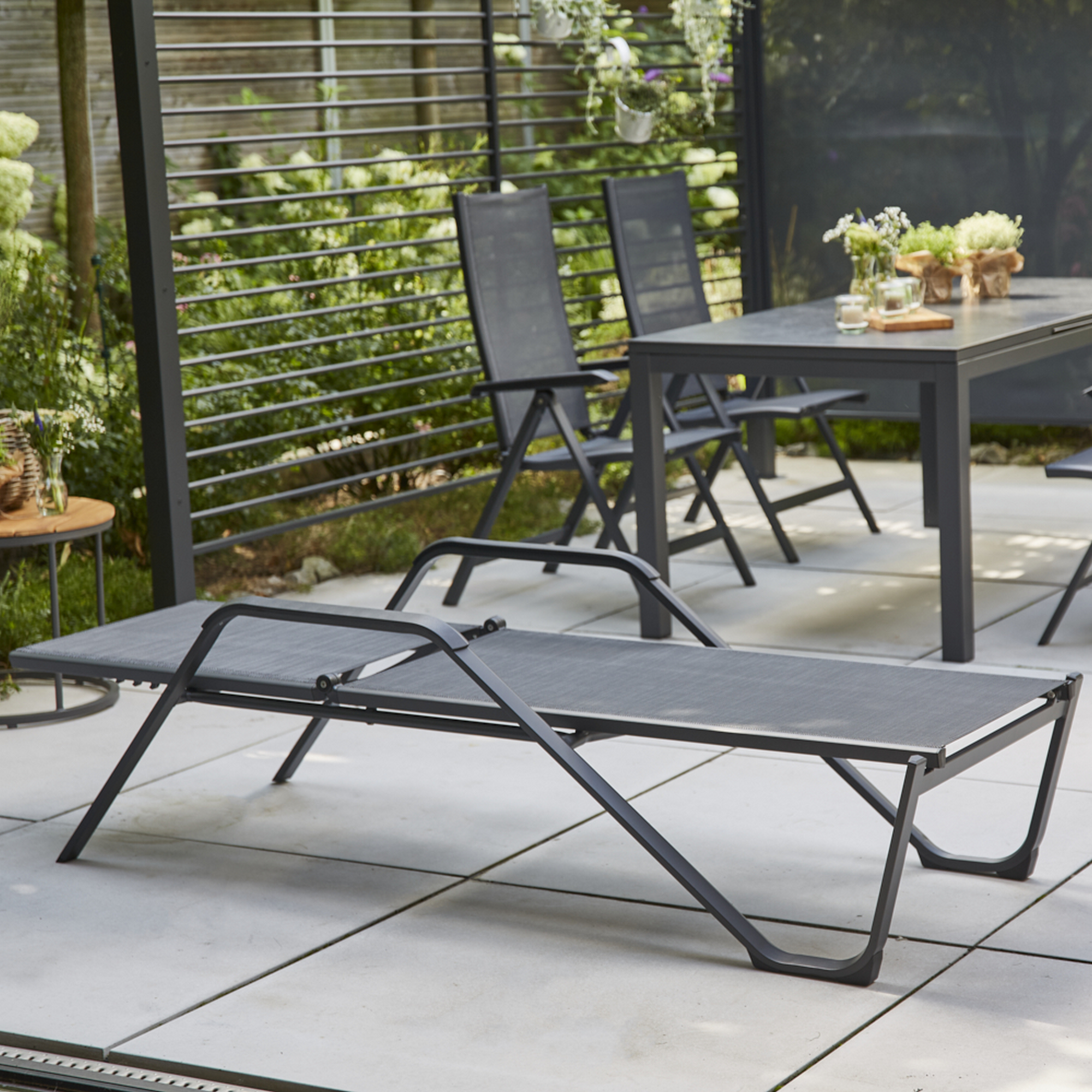 Sonnenliege 'Tesoro' klappbar anthrazit/schwarz 69,5 x 108 x 195 cm