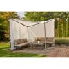 Pavillon Berlino mit beigen Vorhängen und Gartenmöbeln