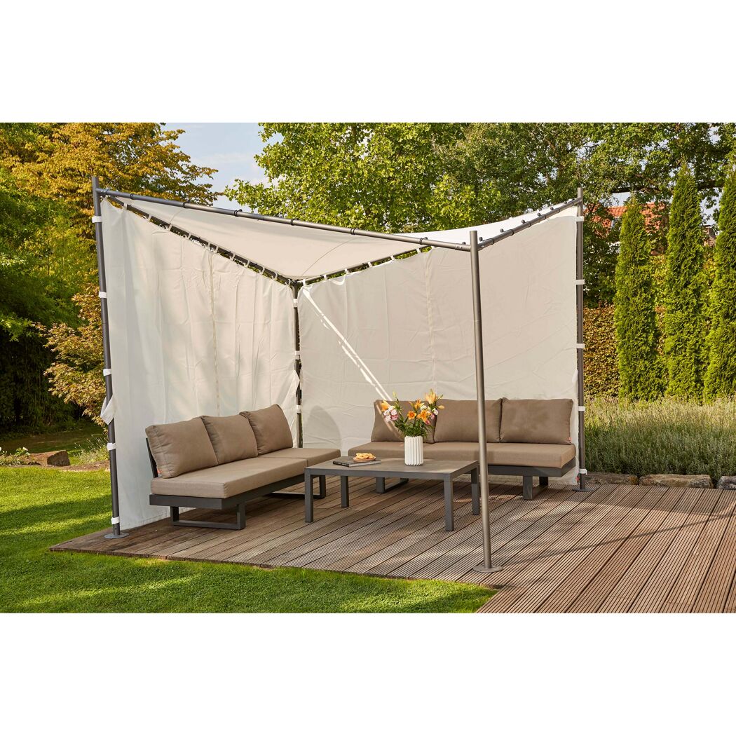Pavillon Berlino mit beigen Vorhängen und Gartenmöbeln