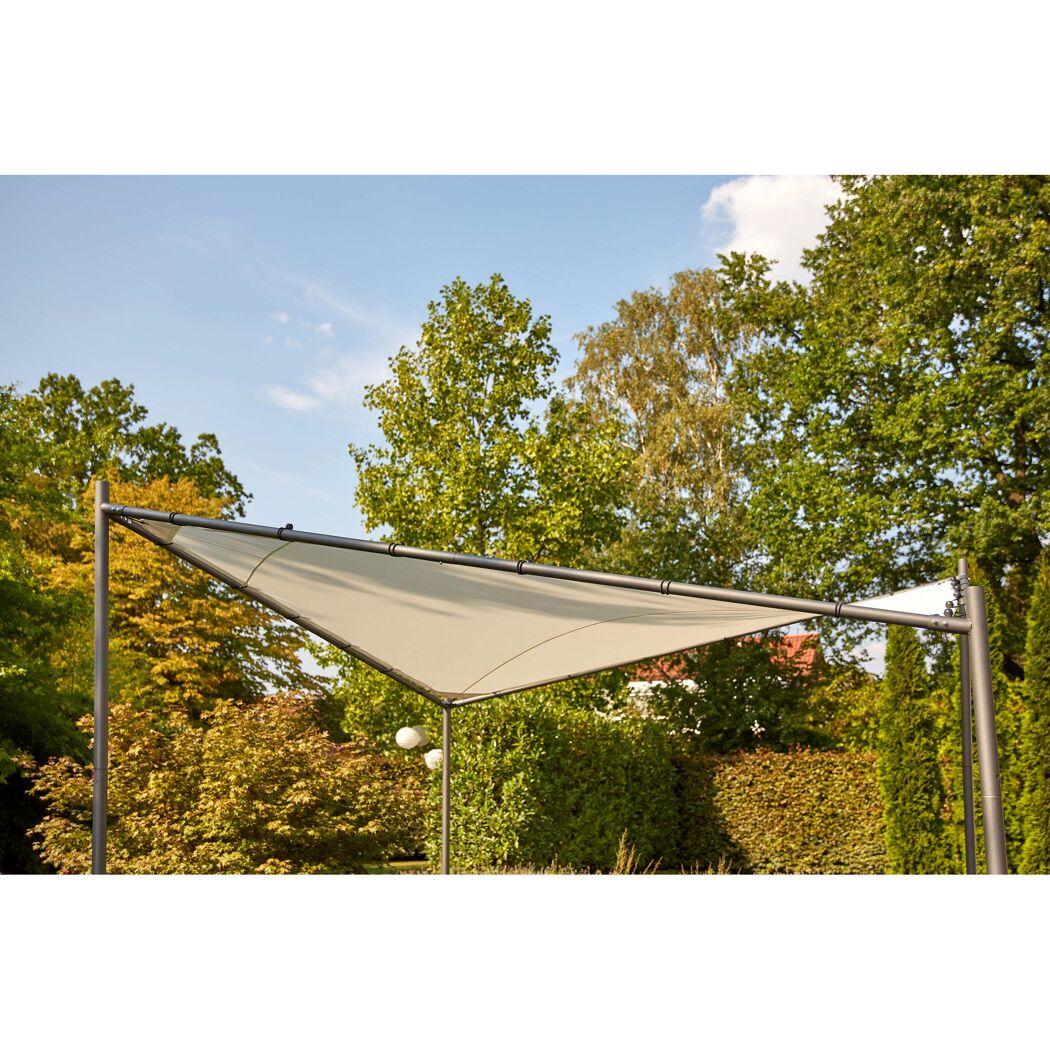 Beigefarbener Sonnenschutz über Garten