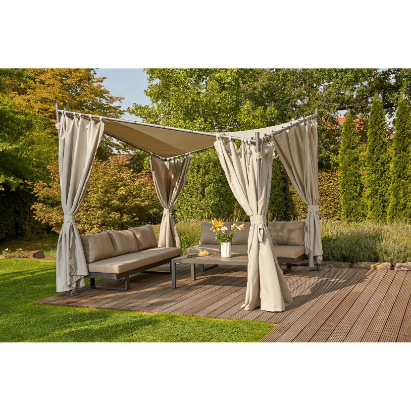 Pavillon Berlin mit Seitenteilen und Gartenmöbeln auf einer Holzterrasse