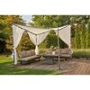 Pavillon mit weißen Seitenteilen und Gartenmöbeln auf einer Holzterrasse