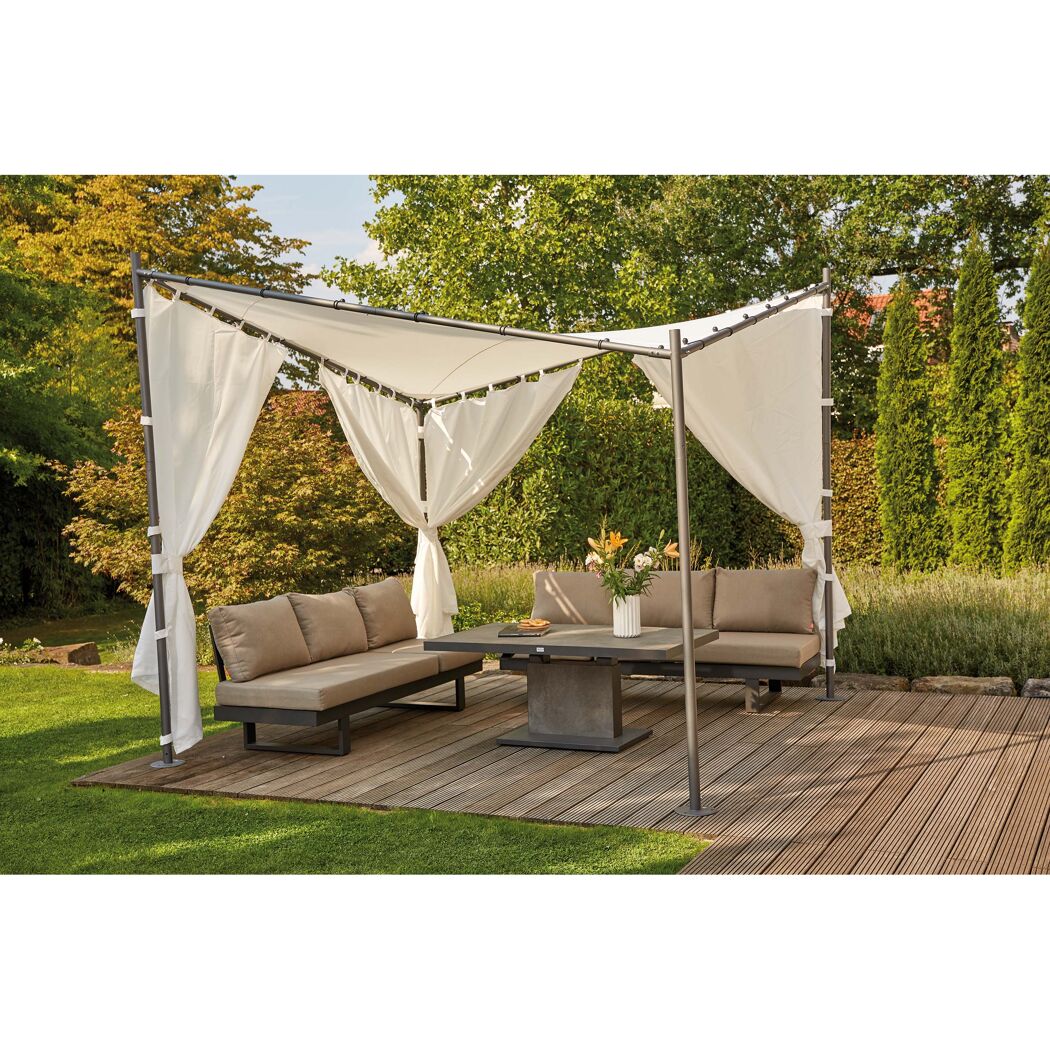 Pavillon mit weißen Seitenteilen und Gartenmöbeln auf einer Holzterrasse