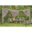 Pavillon mit beigen Seitenwänden und Gartenmöbeln