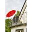 Roter Sonnenschirm und graue Loungeinsel auf einem Balkon