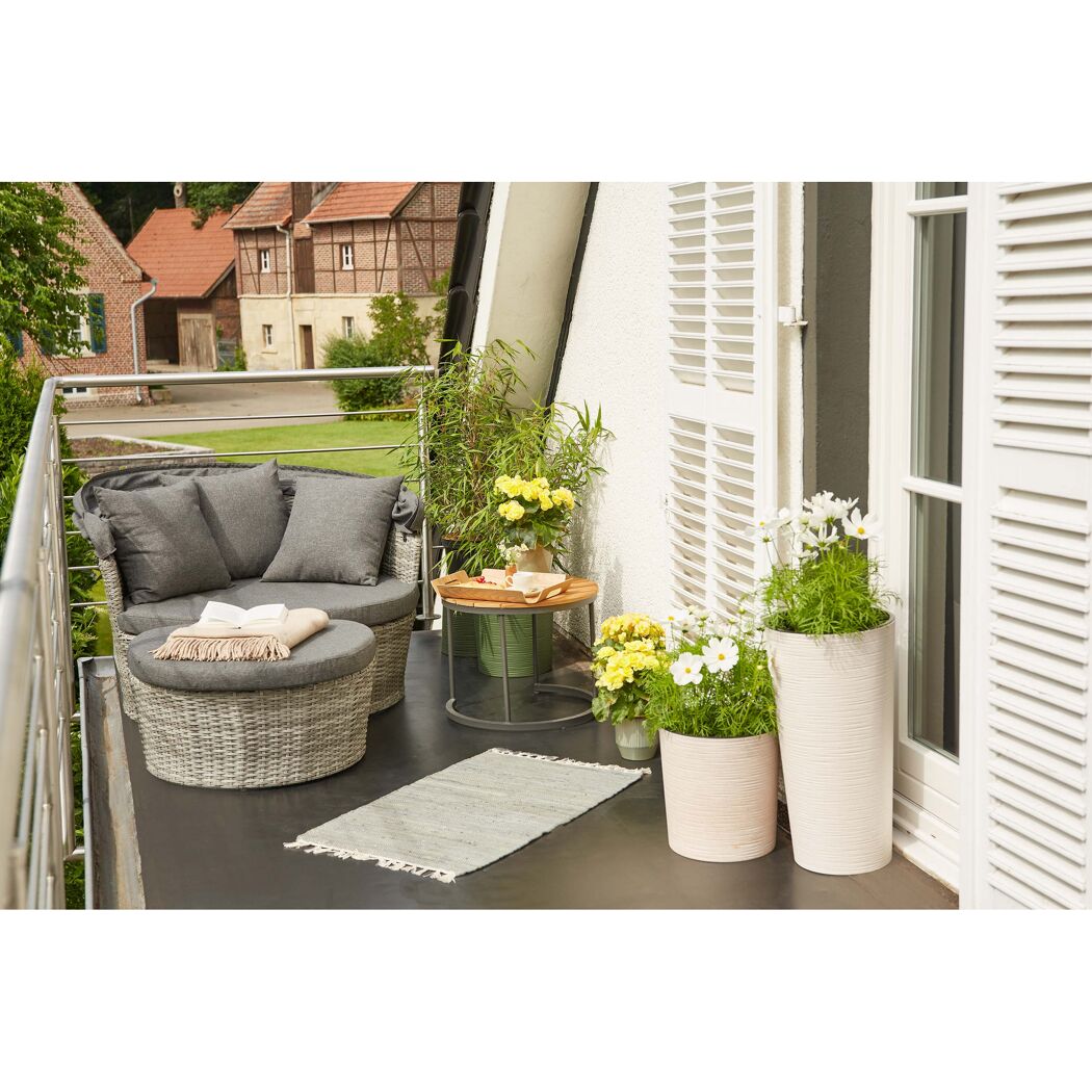 Gemütliche Loungeinsel auf einem Balkon mit Pflanzen