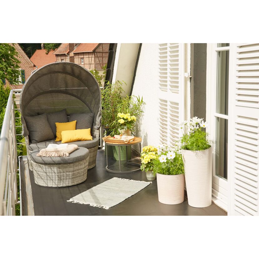 Gemütliche Loungeinsel auf Balkon mit Pflanzen