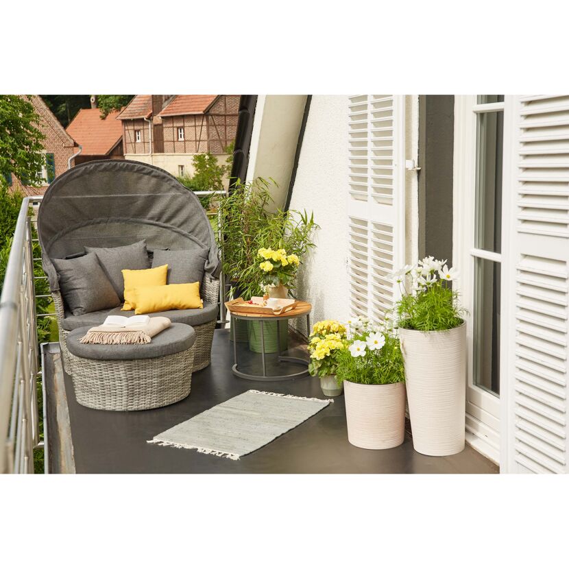 Gemütliche Loungeinsel Luna auf einem Balkon