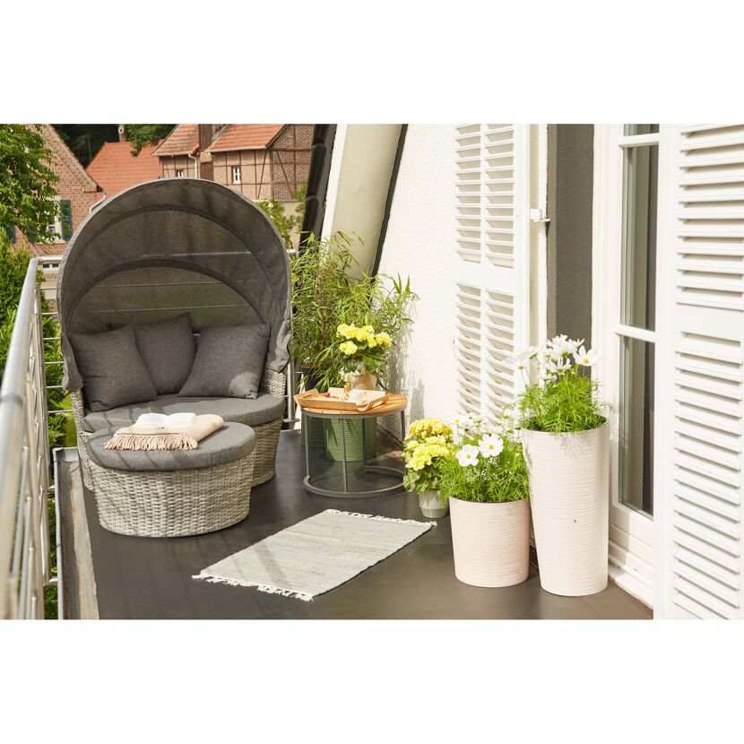 Gemütliche Loungeinsel Luna auf einem Balkon