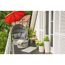 Gemütliche Loungeinsel auf einem Balkon mit Sonnenschirm