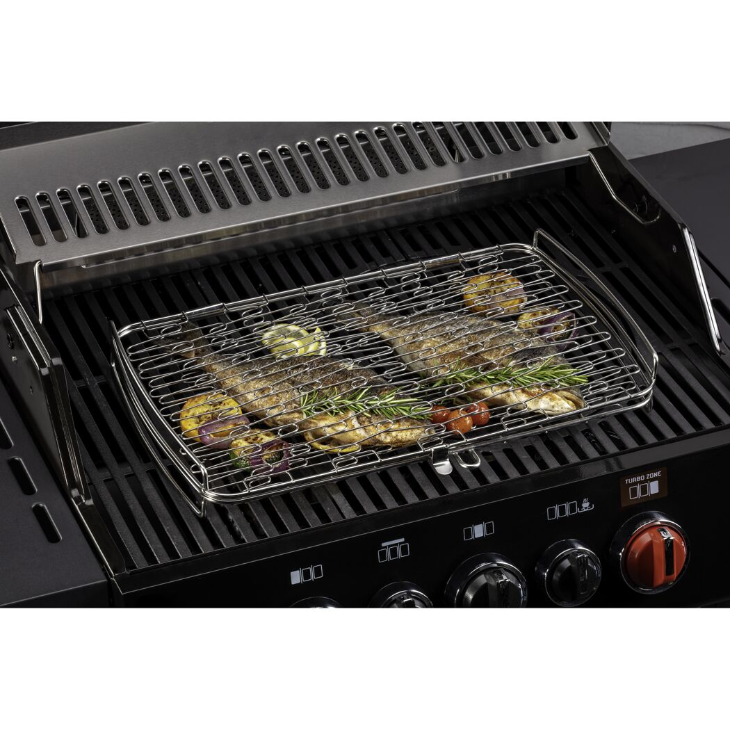 Zwei Fische und Gemüse in einem Fischhalter auf einem Grill.