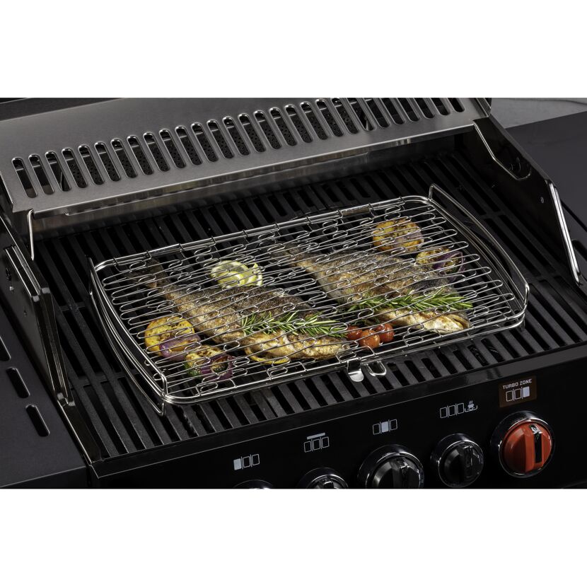 Zwei Fische und Gemüse in einem Fischhalter auf einem Grill.
