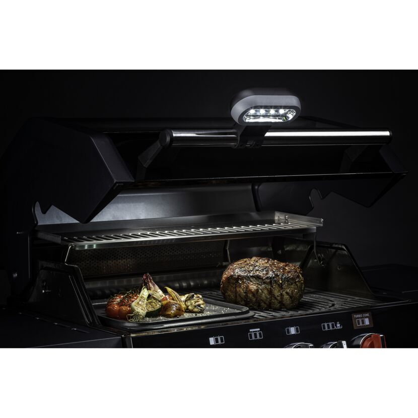 Gegrilltes Steak und Gemüse unter Grilllicht