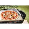 Pizza mit Tomate, Pilzen und Oliven auf Pizzastein