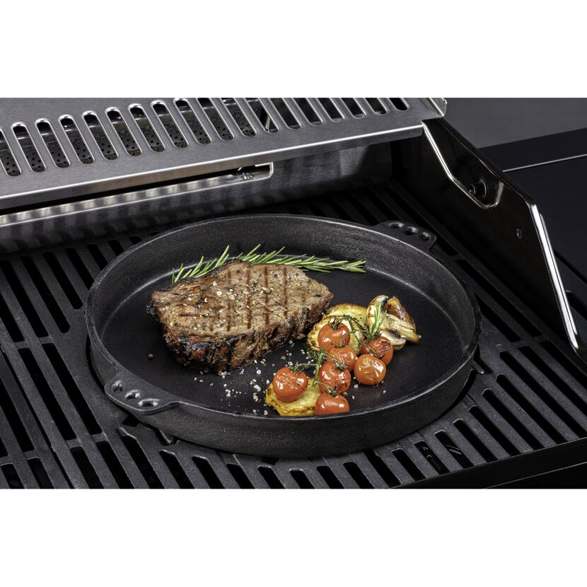 Steak mit Rosmarin, Tomaten und Pilzen in Grillpfanne