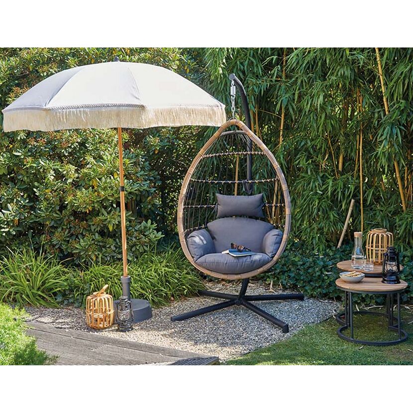 Hängesessel mit Fransenschirm im Garten