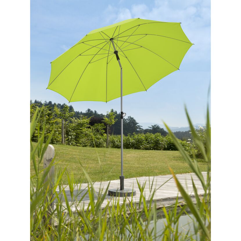 Apfelgrüner Sonnenschirm Locarno auf Holzsteg
