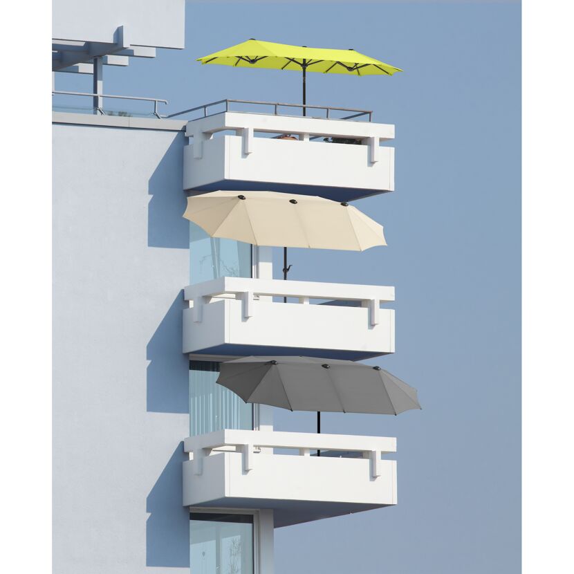 Drei Balkone mit Sonnenschirmen in verschiedenen Farben und Größen