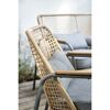 Nahaufnahme eines Gartenstuhls aus Rattan