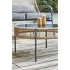 Runder Gartentisch mit Glasplatte und geflochtenem Rand