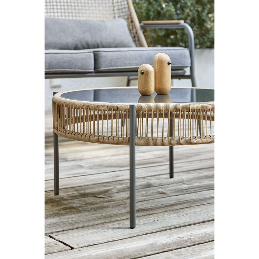 Runder Gartentisch mit Glasplatte und geflochtenem Rand