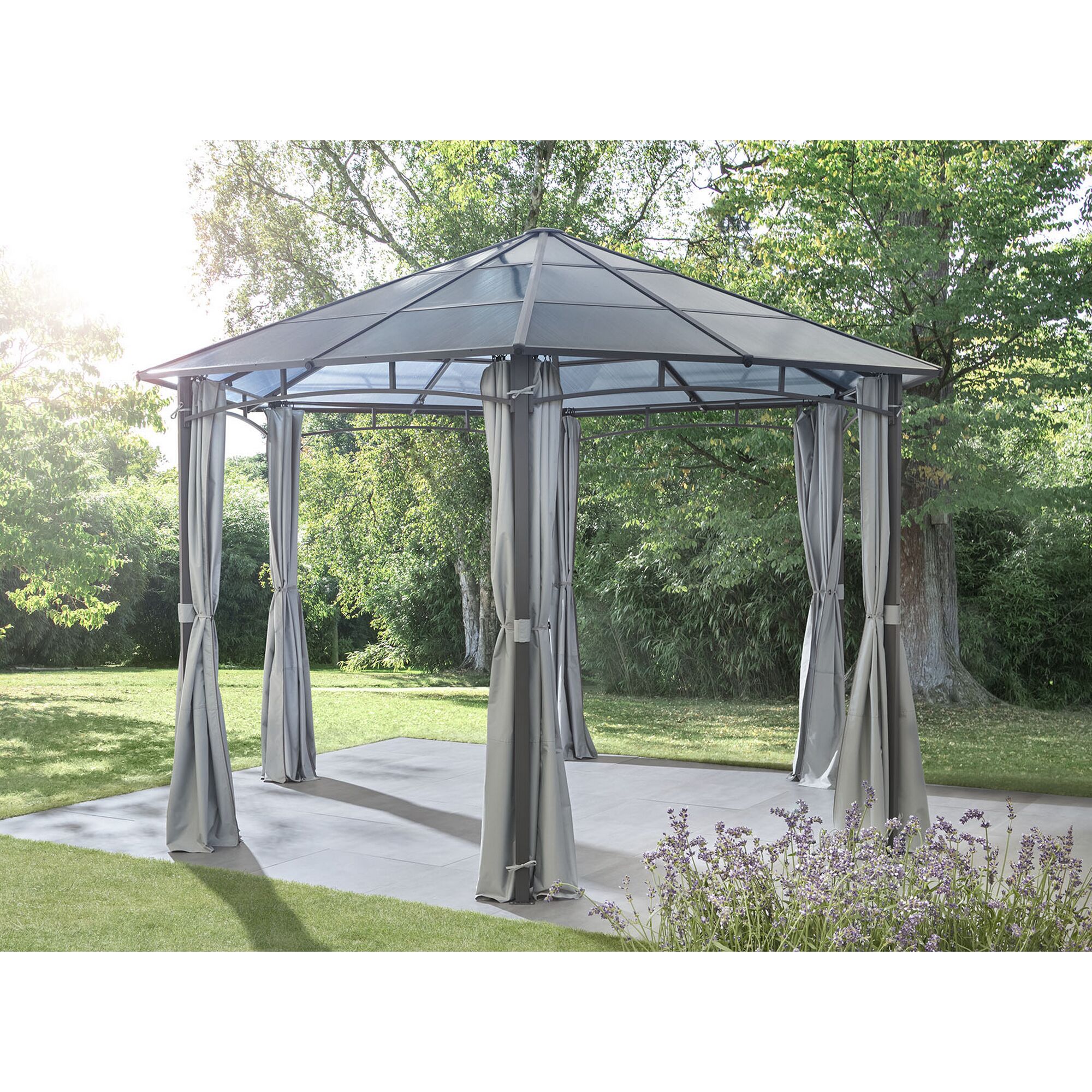 Pavillon mit Hardtop und Vorhängen im Garten