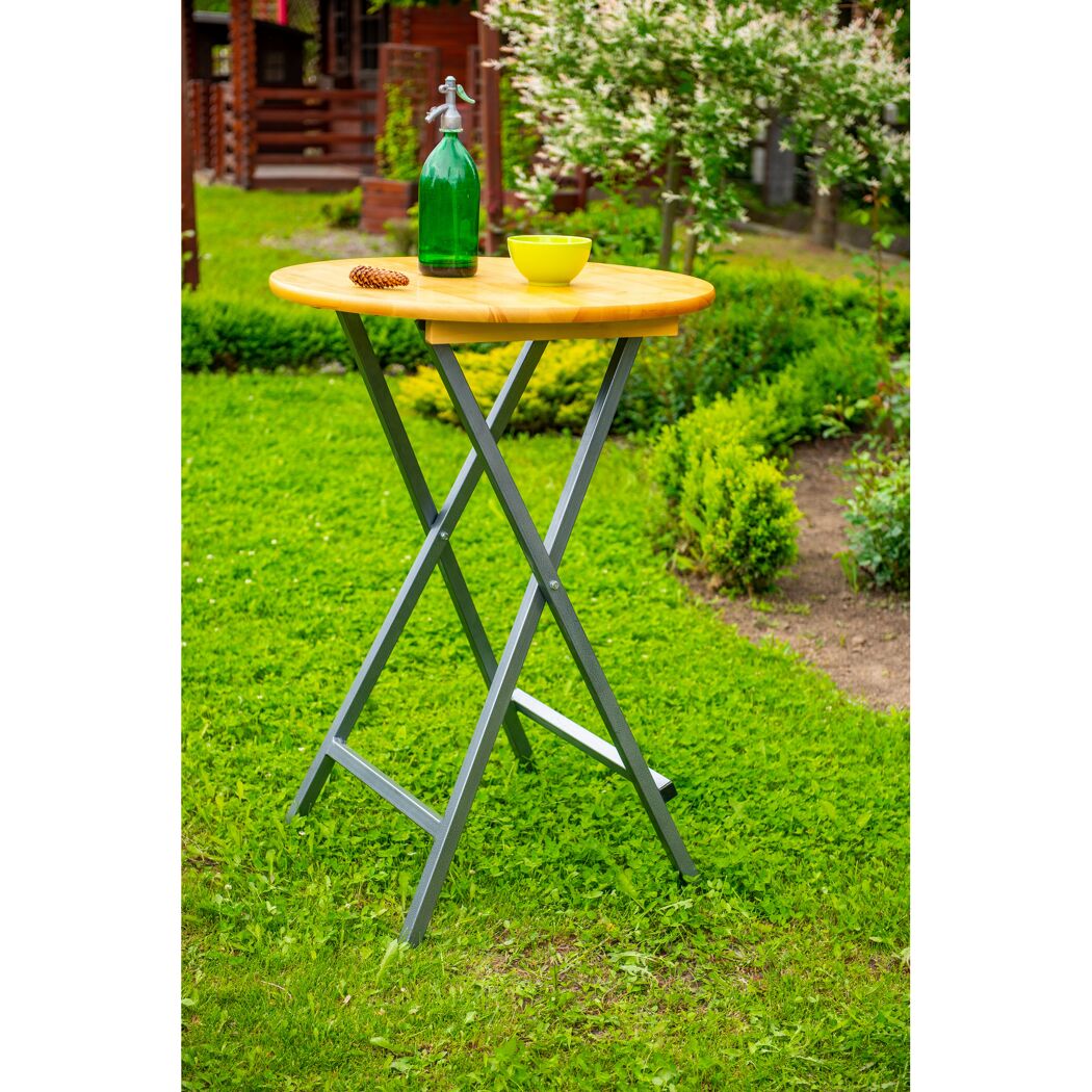 Stehtisch Holz/Metall auf grünem Rasen im Garten.