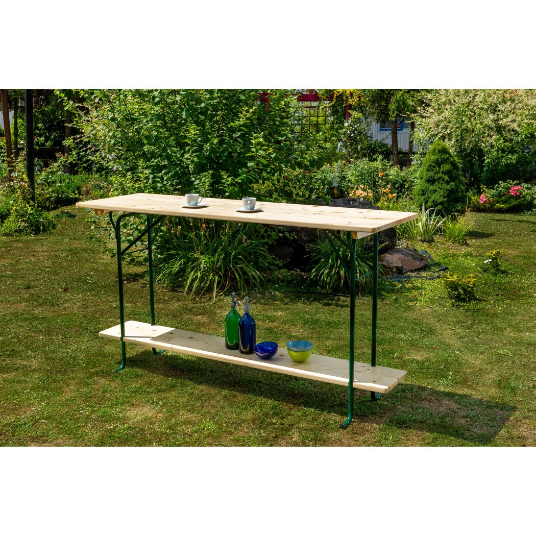 Stehtisch aus Holz und Metall mit Getränken im Garten