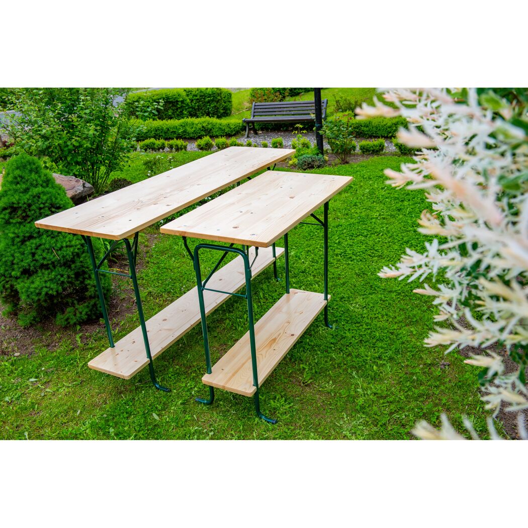 Holz-Stehtisch und passende Bänke mit Metallgestell.