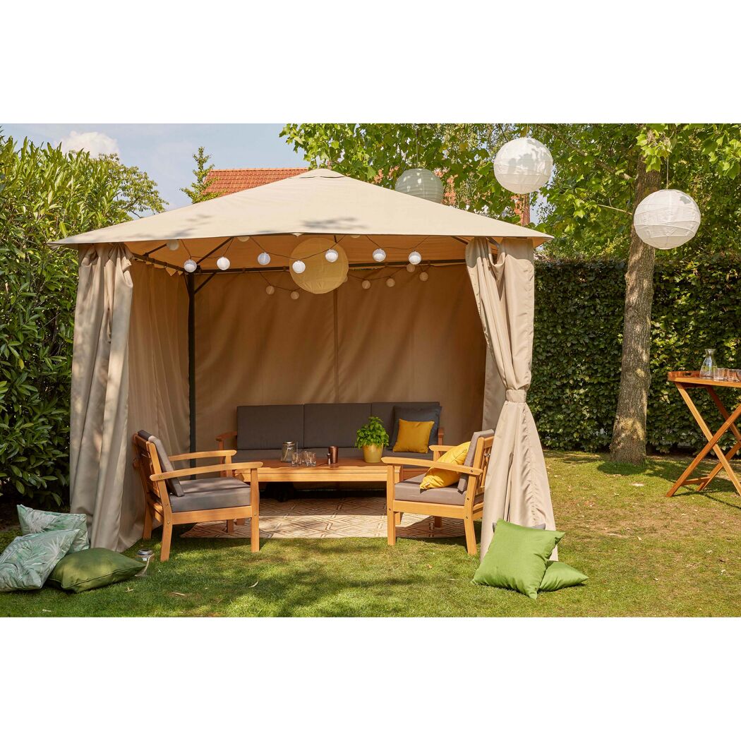 Gartenpavillon mit Lounge-Möbeln und Deko-Kissen