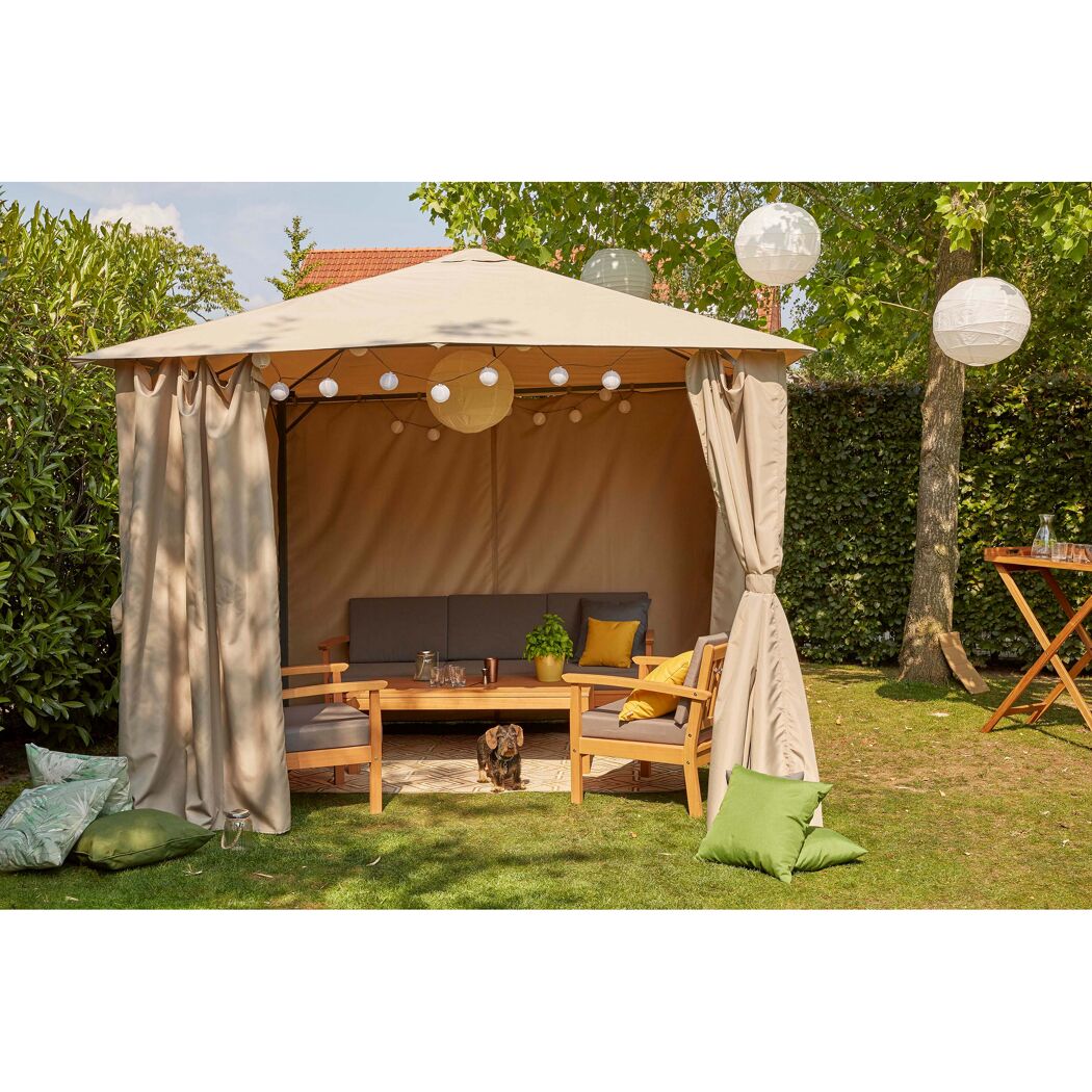 Pavillon mit Lounge-Möbeln und Deko im Garten