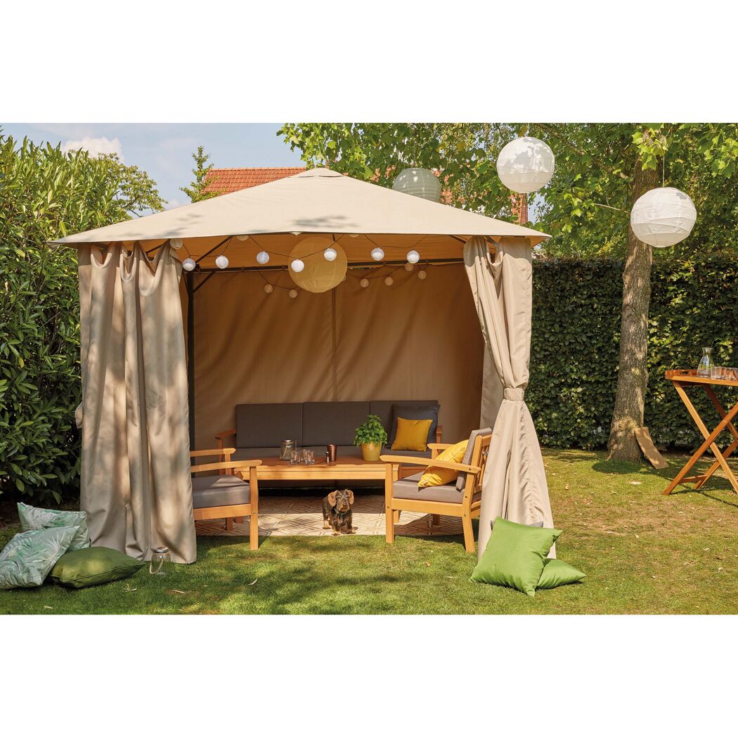 Pavillon mit Lounge-Möbeln und Dekoration im Garten