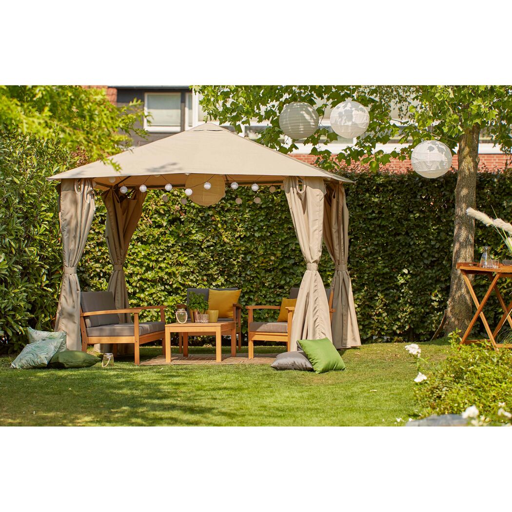 Pavillon mit Gartenmöbeln und Dekoration