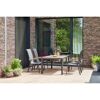Gartenmöbel-Set mit Tisch und Stühlen auf Terrasse