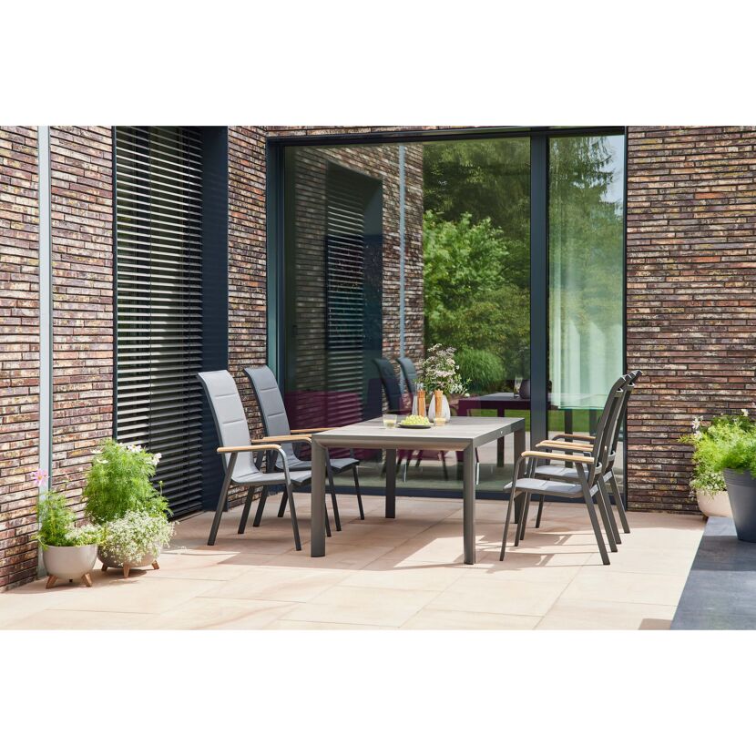 Gartenmöbel-Set mit Tisch und Stühlen auf Terrasse