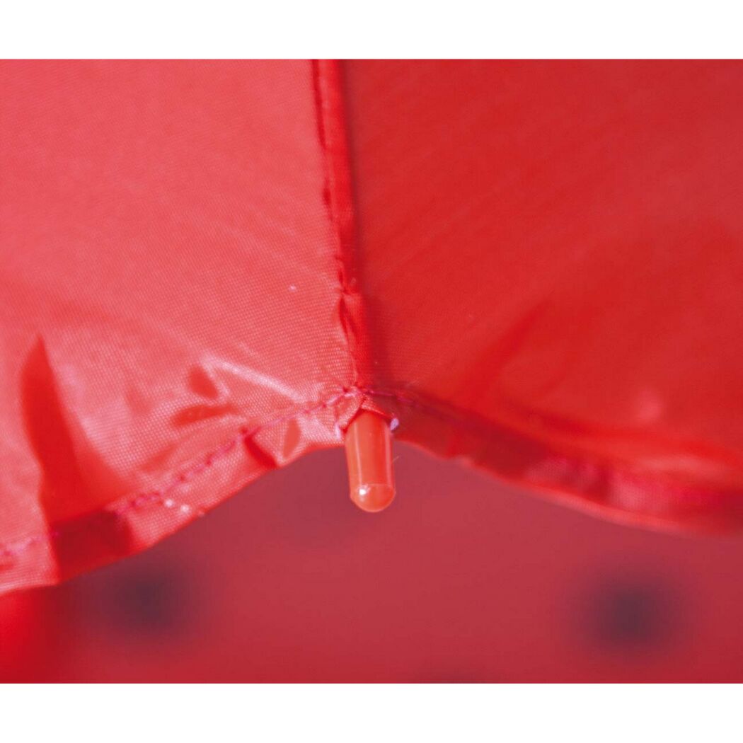Nahaufnahme eines roten Regenschirms