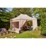 Beiger Pavillon im Garten mit Sitzgruppe