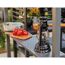 Tomaten und Laterne auf einem Regal eines BBQ Pavillons