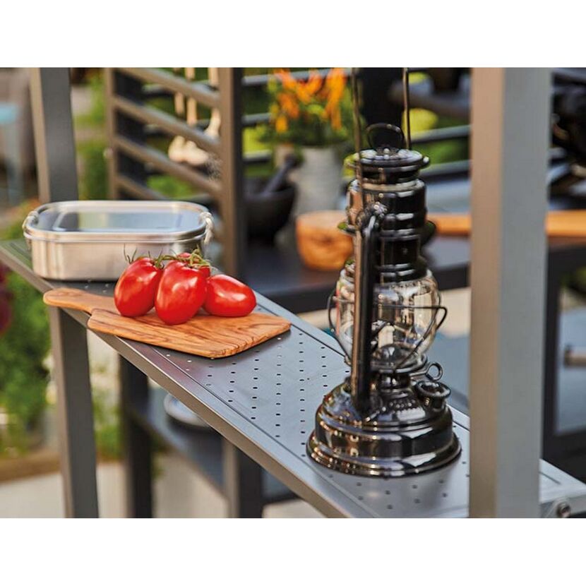 Tomaten und Laterne auf einem Regal eines BBQ Pavillons