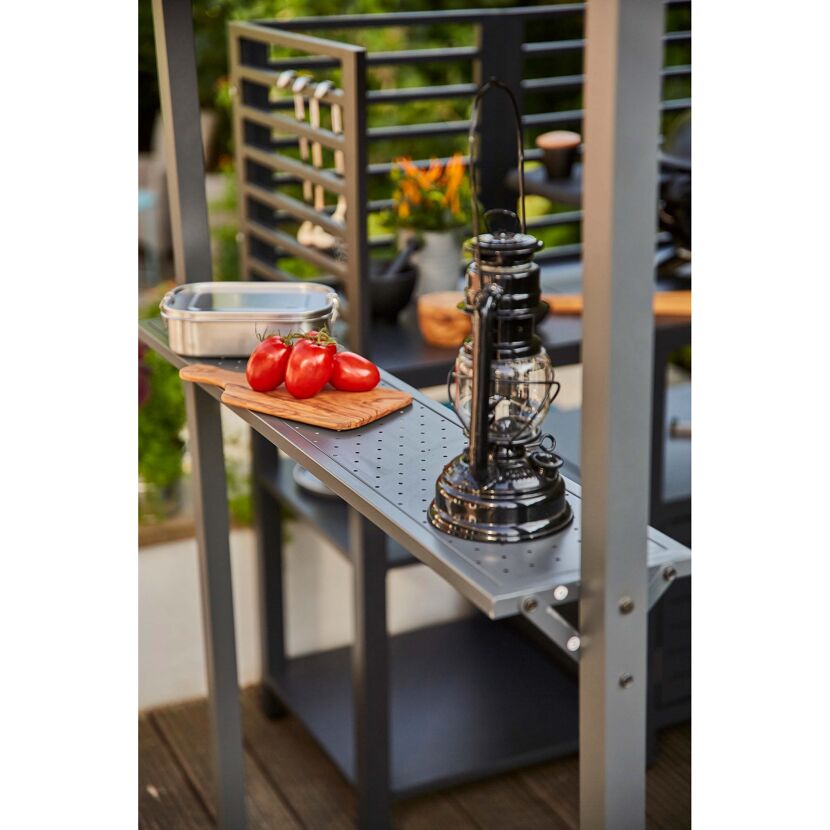 Tomaten und Laterne auf einem Regal