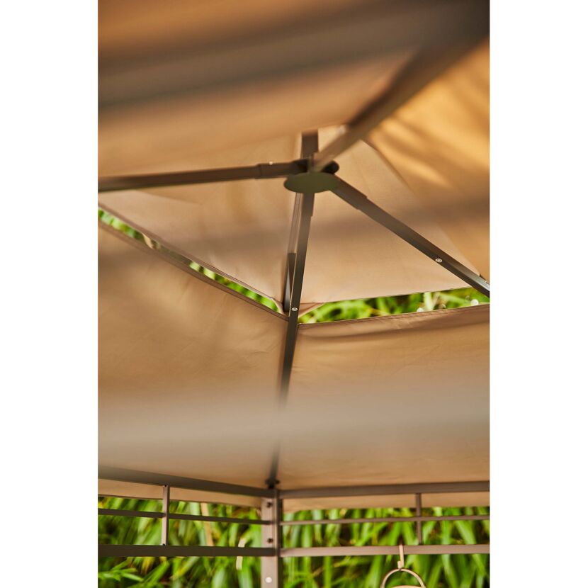 Blick von unten in einen beigefarbenen Pavillon.