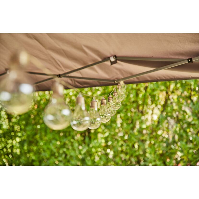 Lichterkette mit Glühbirnen unter Pavillon