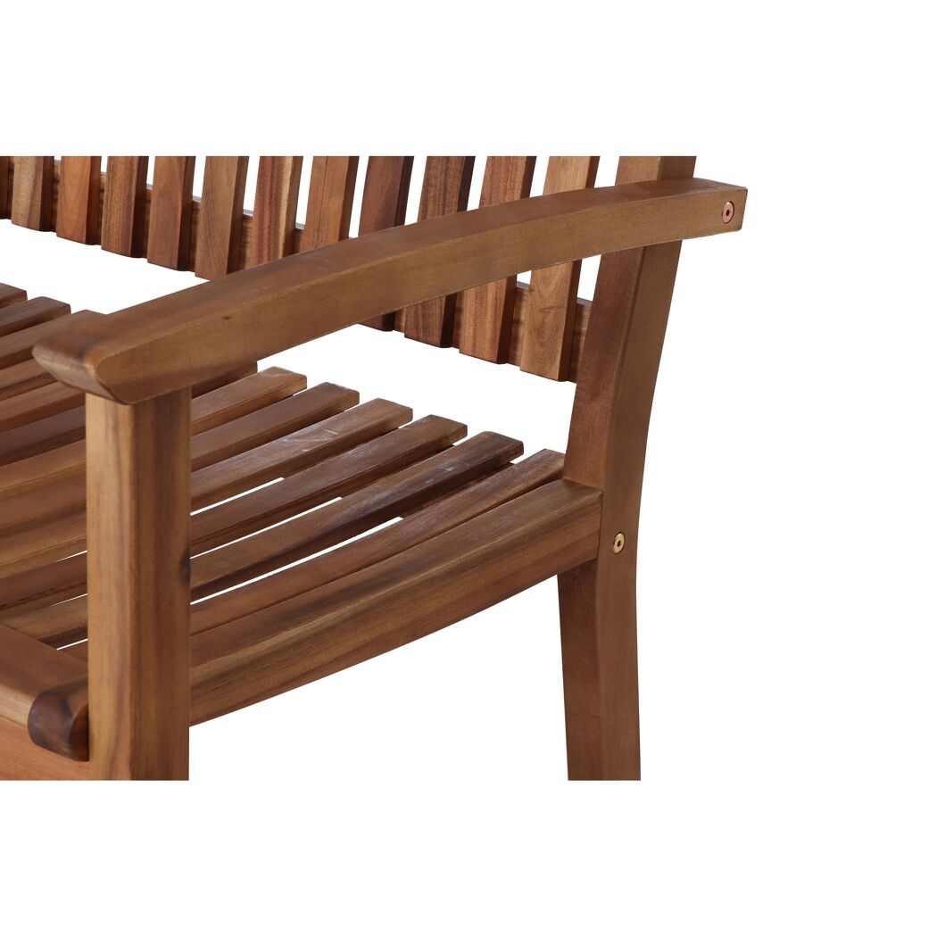Nahaufnahme einer Holzbank mit Armlehne.
